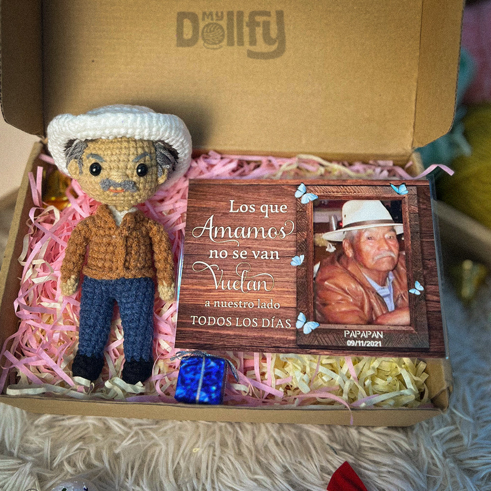 Personalized Crochet Doll with Photo Card "Los Que Amamos No Se Van Vuelan A Nuestro Lado Todos Los Días"